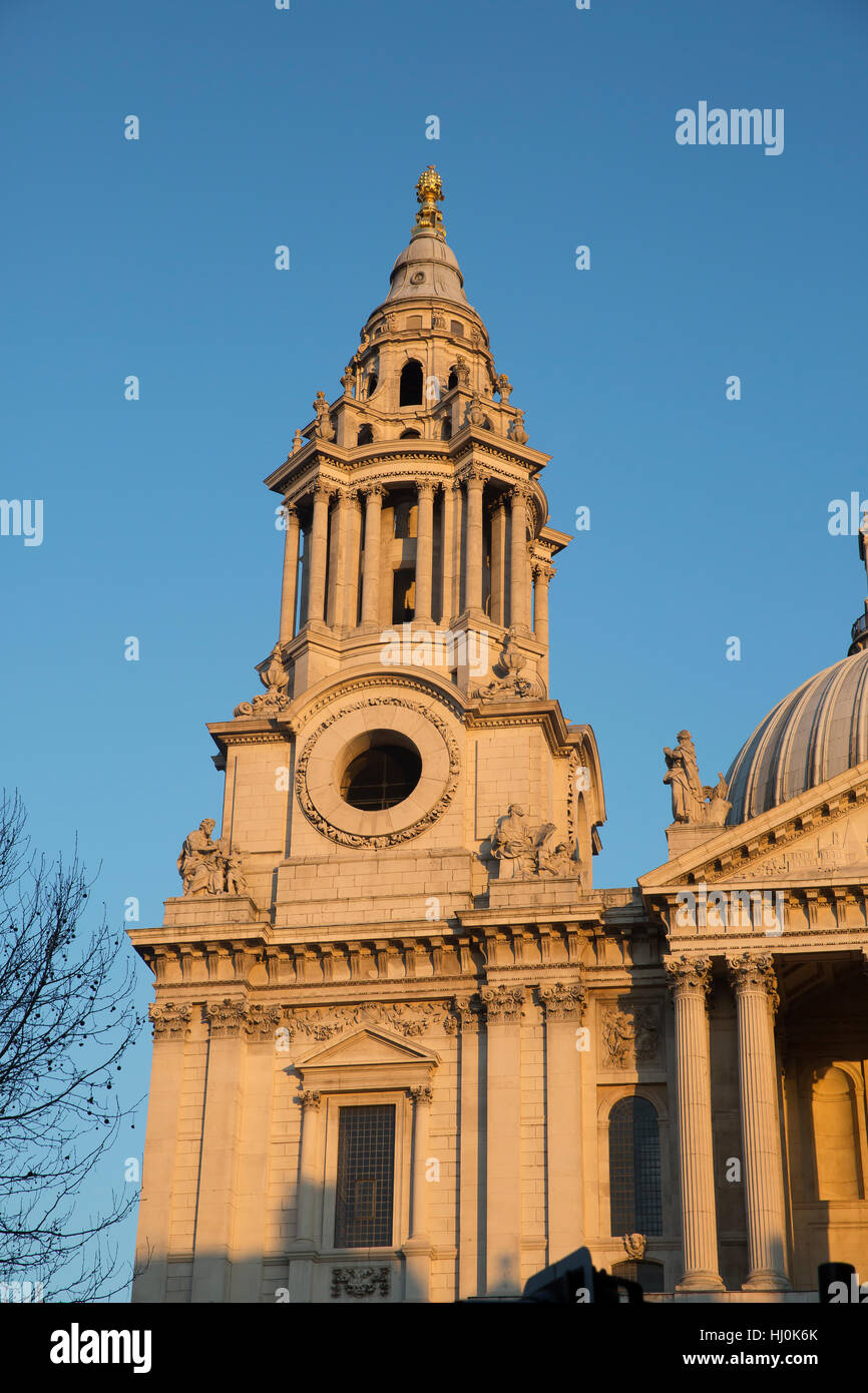 London, UK, blauer 21. Januar 2017, Himmel über St. PaulÕs Kathedrale Êin London auf einer kalten Wintern Tag © Keith Larby/Alamy Live News Stockfoto