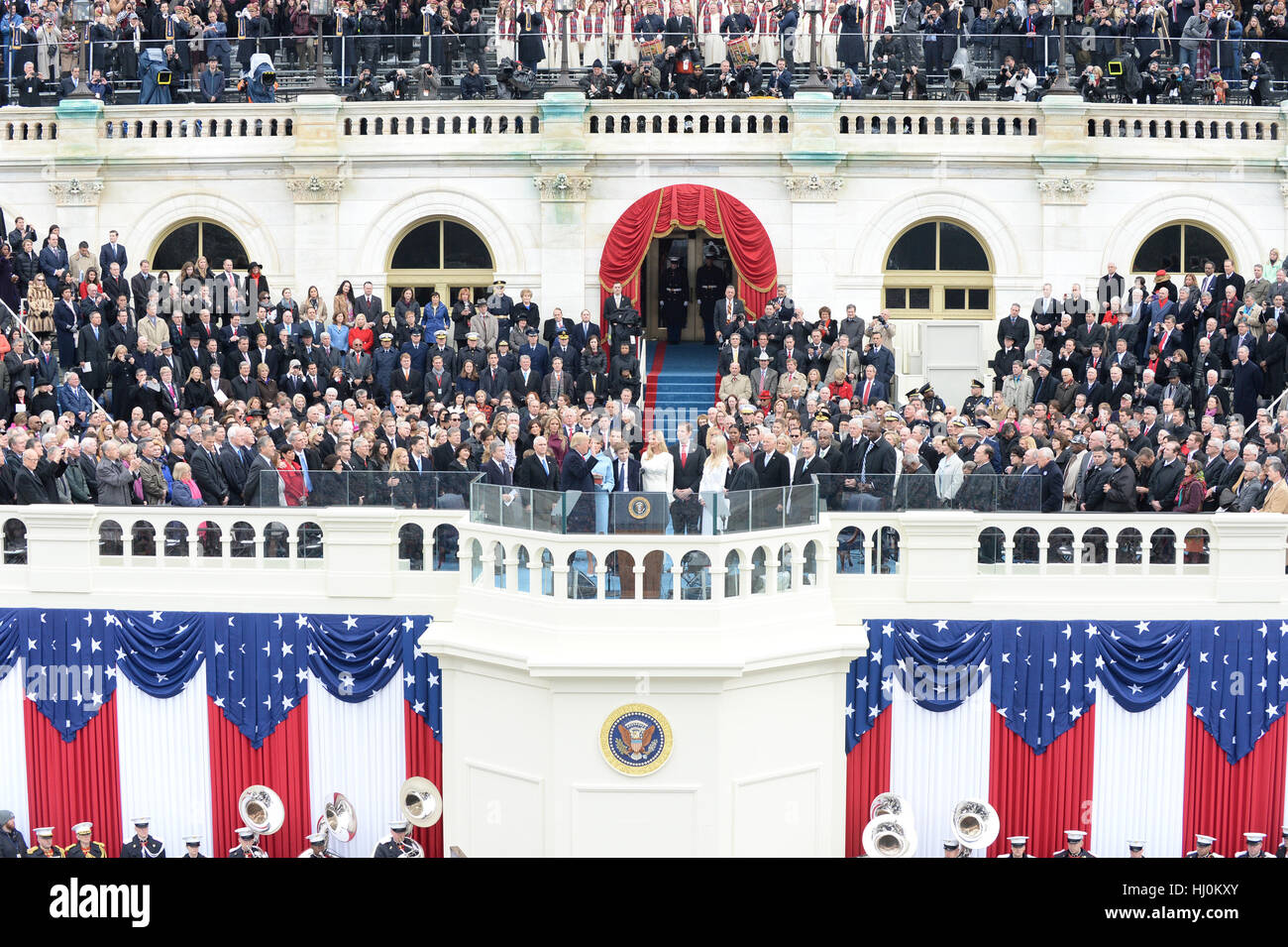 Präsident Donald Trump nimmt der Eid des Amtes bei seiner Amtseinführung am 20. Januar 2017 in Washington, DC Trump wurde der 45. Präsident der Vereinigten Staaten. Foto von Pat Benic/UPI - kein Draht-SERVICE - Foto: Pat Benic/Consolidated/Dpa Stockfoto