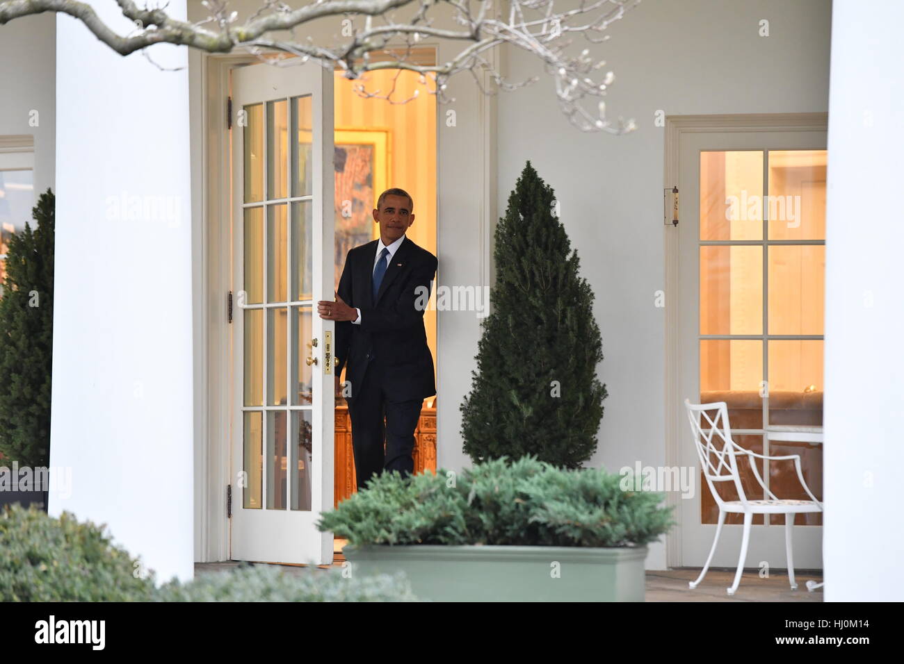 Präsident Barak Obama verlässt das Weiße Haus zum letzten Mal als Präsident als die Nation der Amtseinführung von Präsident elect Donald Trump am 20. Januar 2017 in Washington, DC Trump bereitet der 45. Präsident der Vereinigten Staaten wird. Foto von Kevin Dietsch/UPI - kein Draht-SERVICE - Foto: Kevin Dietsch/Consolidated/Dpa Stockfoto