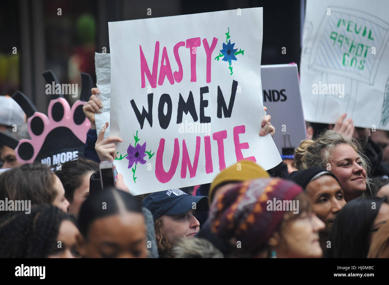 New York, USA. 21. Januar 2016. Legionen von Frauen überflutete Straßen und Plätze der Stadt von New York nach Washington am Samstag marschieren in Solidarität als erscheinen des Empowerment und gegen Donald Trump. LUIZ ROBERTO LIMA/Alamy Live-Nachrichten Stockfoto