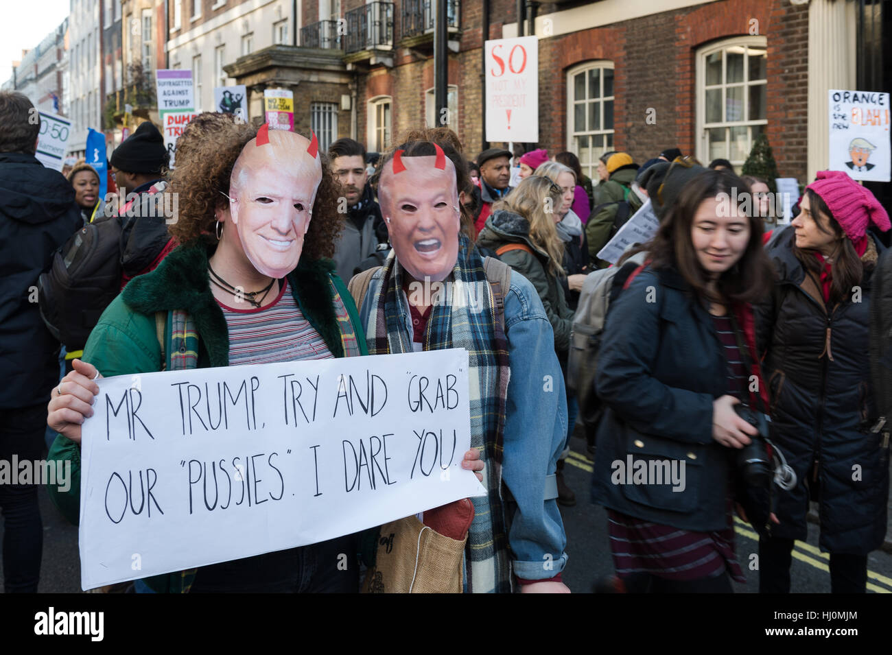 London, UK. 21. Januar 2017. Rund 100.000 Menschen besucht "Frauen Marsch auf London" im Rahmen einer globalen Aktionstag am ersten Tag der Präsidentschaft von Donald Trump. Teilnehmer marschierten von der Position der amerikanischen Botschaft in Grosvenor Square zum Trafalgar Square in einem Protest gegen die "Politik der Angst" sowie, Schutz der Menschenrechte für alle und bürgerliche Freiheiten zu fördern. Wiktor Szymanowicz/Alamy Live-Nachrichten Stockfoto