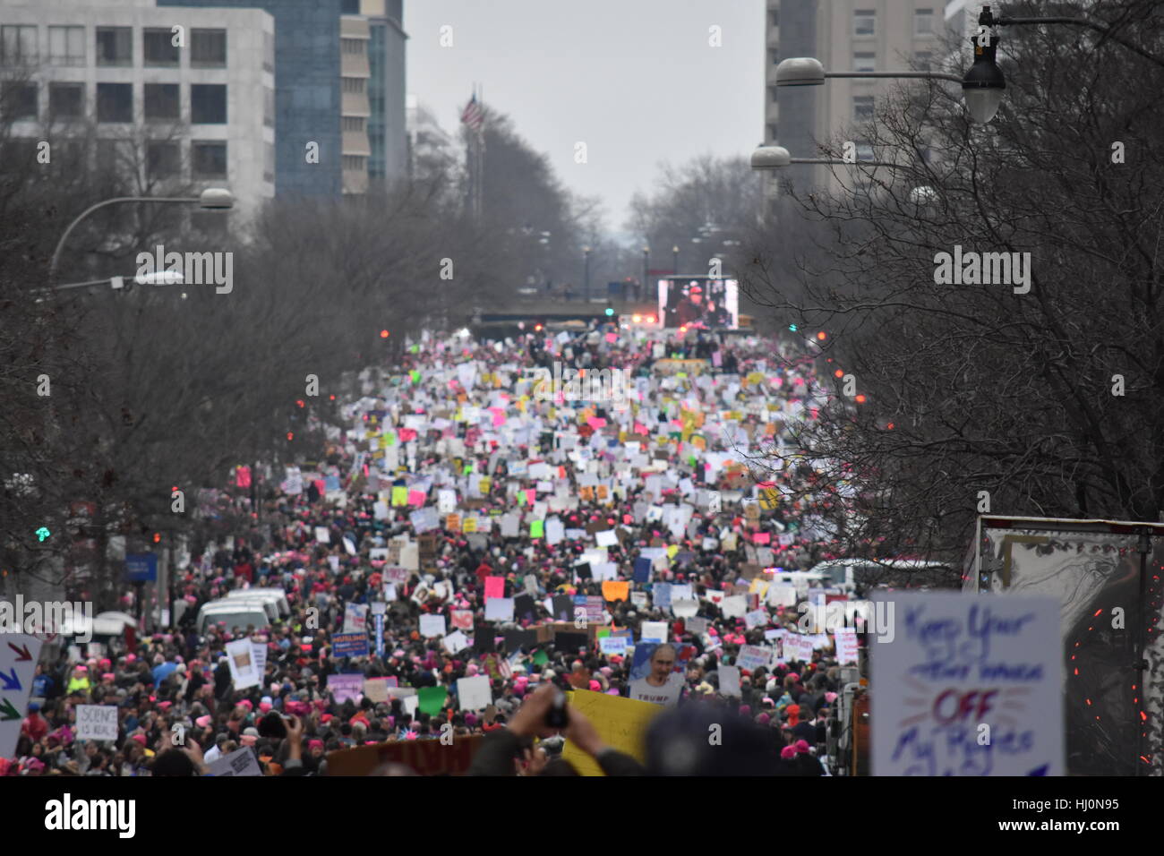 Washington, USA. 21. Januar 2017. Demonstranten marschieren im Frauen März auf Washington Washington DC Credit: Carlos Romero Talamas/Alamy Live News Stockfoto