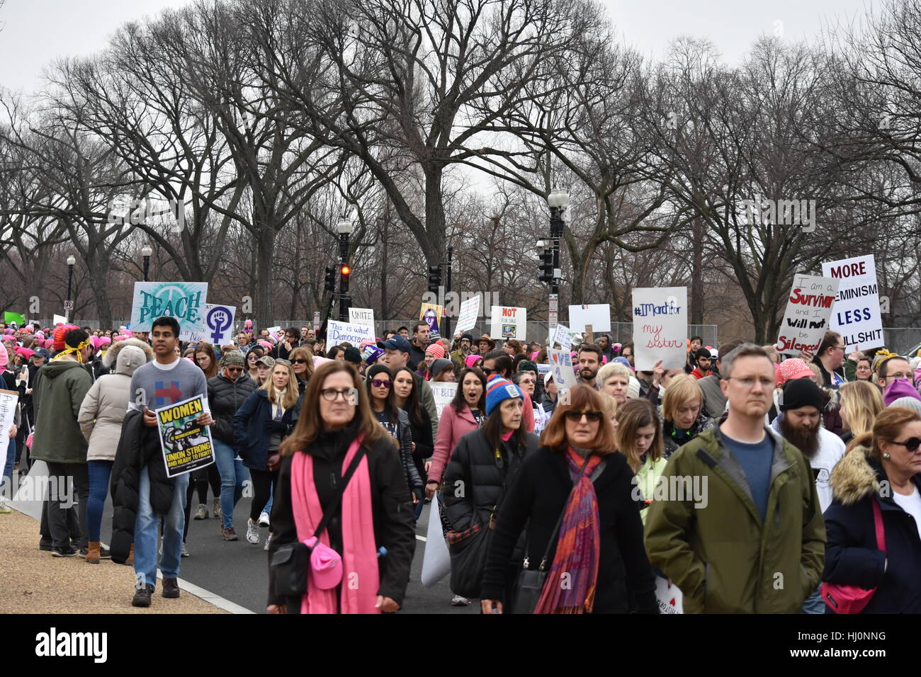 Washington, USA. 21. Januar 2017. Demonstranten marschieren im Frauen März auf Washington Washington DC Credit: Carlos Romero Talamas/Alamy Live News Stockfoto