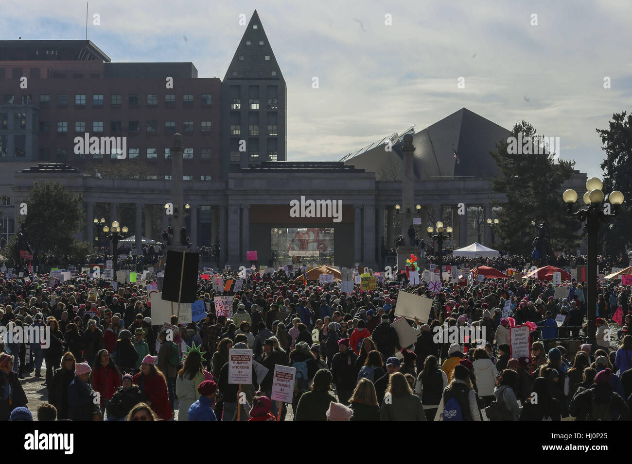 Denver, USA. 21. Januar 2017. Tausende versammeln sich am Samstag in der Innenstadt von Denver vor dem Start der Frauen März auf Denver. Teilnehmer trafen, um ihre Meinung zu politischen Themen und express Einheit zwischen den Kulturen. Bildnachweis: Eliott Foust/ZUMA Draht/Alamy Live-Nachrichten Stockfoto