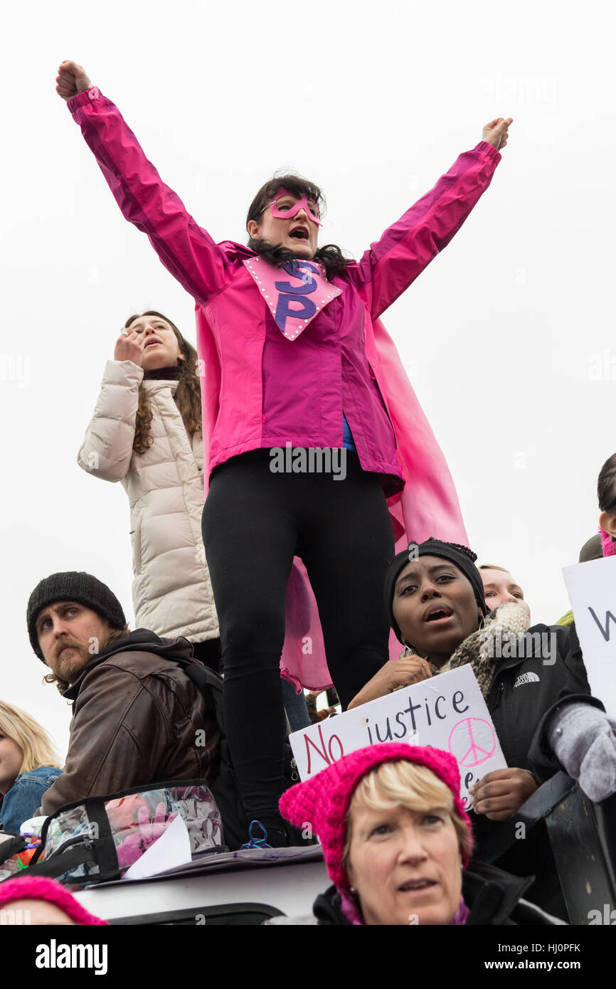 Washington, USA. 21. Jan, meldet 2017.Demonstrators Welle während der Frauen Marsch auf Washington bei Protest gegen Präsident Donald Trump in Washington, DC. Mehr als 500.000 Menschen vollgestopft der National Mall in einer friedlichen und Festival Kundgebung in einer Zurechtweisung des neuen Präsidenten. Bildnachweis: Planetpix/Alamy Live-Nachrichten Stockfoto