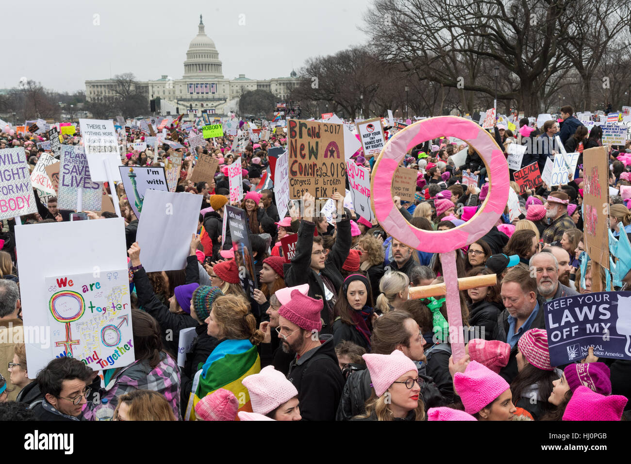 Washington, USA. 21. Jan, meldet 2017.Demonstrators Welle während der Frauen Marsch auf Washington bei Protest gegen Präsident Donald Trump in Washington, DC. Mehr als 500.000 Menschen vollgestopft der National Mall in einer friedlichen und Festival Kundgebung in einer Zurechtweisung des neuen Präsidenten. Bildnachweis: Planetpix/Alamy Live-Nachrichten Stockfoto