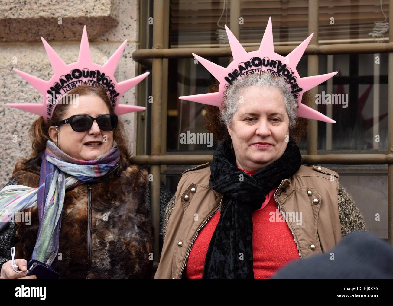 Washington, USA. 21. Januar 2017. Zwei Frauen beteiligen sich die Frauen März protestieren Trumps Präsidentschaft nach der Amtseinführung von US-Präsident Donald Trump, in Washington, DC, USA. Etwa eine halbe million Menschen zeigte sich für Frauen März in der Hauptstadt des Landes am Samstag gegen den neuen US-Präsidenten. Bildnachweis: Yin Bogu/Xinhua/Alamy Live-Nachrichten Stockfoto