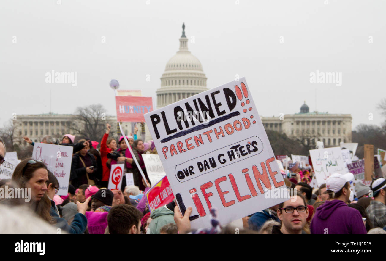 Washington DC, USA. 21. Januar 2017. Die Leute an der Millionen Frau März einen Tag nach dem Trump Amtseinführung in Washington Dc. schätzungsweise eine halbe Million Menschen auf den Straßen von Washington für einen Samstag Kundgebung gegen Präsident trump verpackt, mit den zornigen Wahlbeteiligung verdoppelt, nach seiner Amtseinführung. Credit: pixelpro/alamy leben Nachrichten Stockfoto