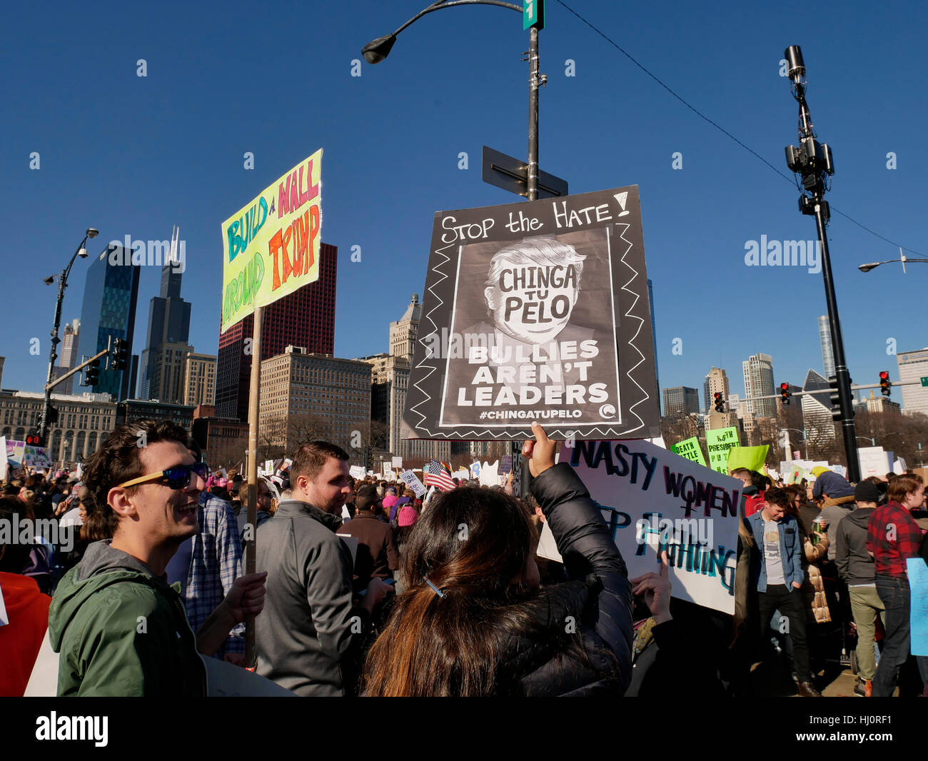 Chicago, Illinois, USA. 21. Januar 2017. Tausende Frauen und Männer trafen sich in der Innenstadt von Chicago heute aus Protest gegen Donald Trump immer der 45. Präsident der Vereinigten Staaten. Hier hält eine Frau ein Schild, das übersetzt aus dem spanischen "F**k Ihre Haare." Bildnachweis: Todd Bannor/Alamy Live-Nachrichten Stockfoto