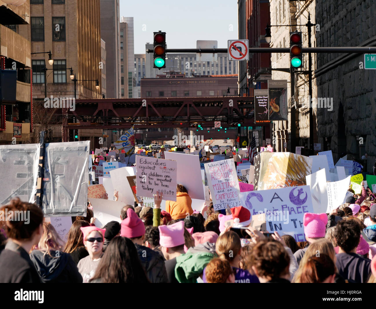 Chicago, Illinois, USA. 21. Januar 2017. Tausende Frauen und Männer trafen sich in der Innenstadt von Chicago heute aus Protest gegen Donald Trump immer der 45. Präsident der Vereinigten Staaten. Bildnachweis: Todd Bannor/Alamy Live-Nachrichten Stockfoto
