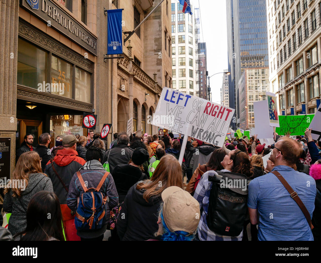 Chicago, Illinois, USA. 21. Januar 2017. Tausende Frauen und Männer trafen sich in der Innenstadt von Chicago heute aus Protest gegen Donald Trump immer der 45. Präsident der Vereinigten Staaten. Bildnachweis: Todd Bannor/Alamy Live-Nachrichten Stockfoto