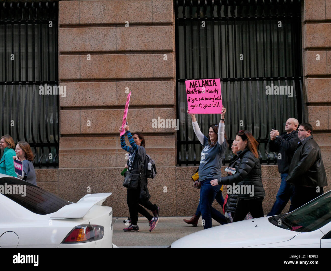 Chicago, Illinois, USA. 21. Januar 2017. Tausende Frauen und Männer trafen sich in der Innenstadt von Chicago heute aus Protest gegen Donald Trump immer der 45. Präsident der Vereinigten Staaten. Bildnachweis: Todd Bannor/Alamy Live-Nachrichten Stockfoto