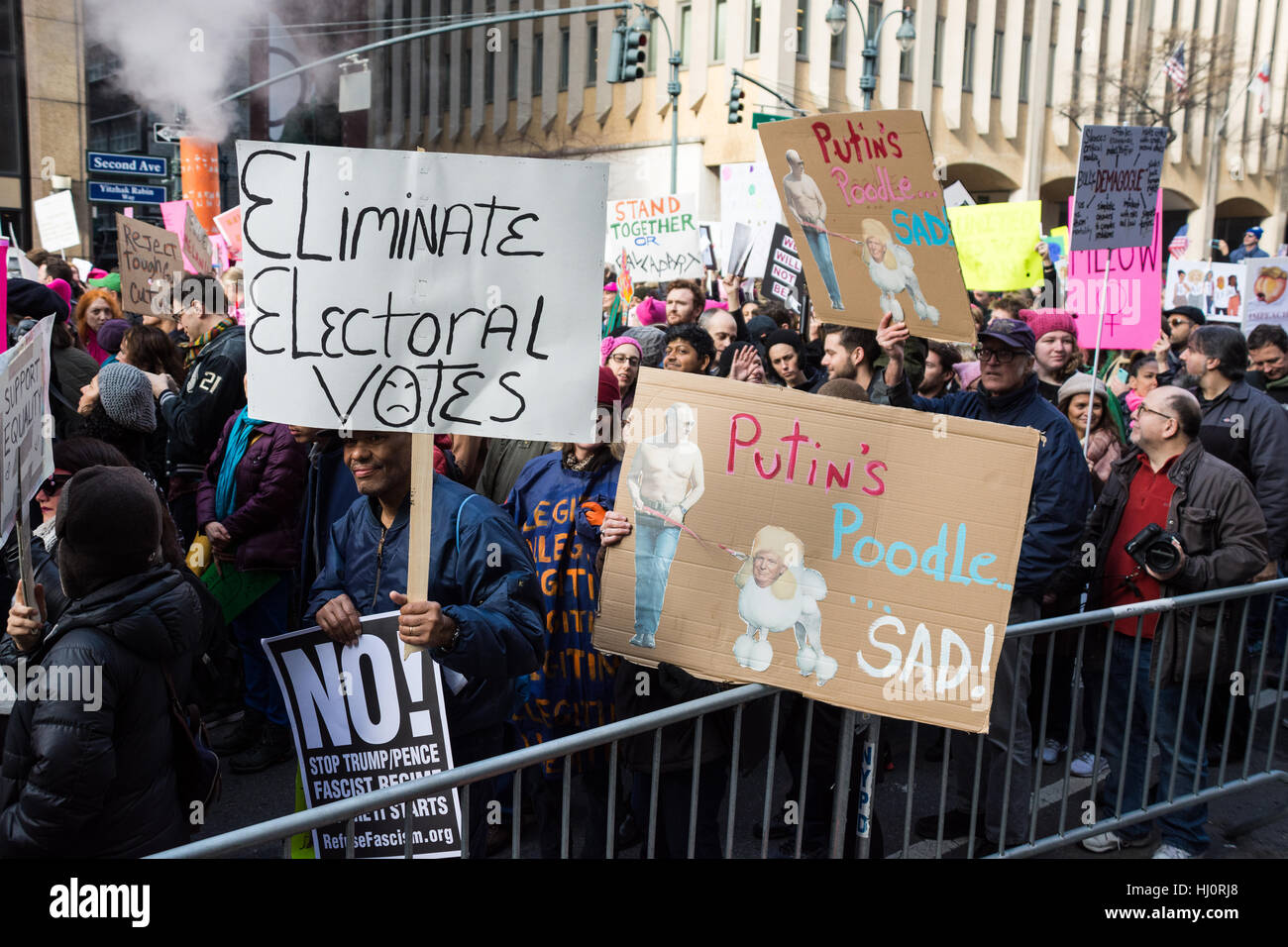 New York, NY, USA. 21. Januar 2017. Frauen Marsch auf NYC.  Demonstranten tragen spöttische Zeichen während des Marsches. Bildnachweis: Matthew Cherchio/Alamy Live-Nachrichten Stockfoto