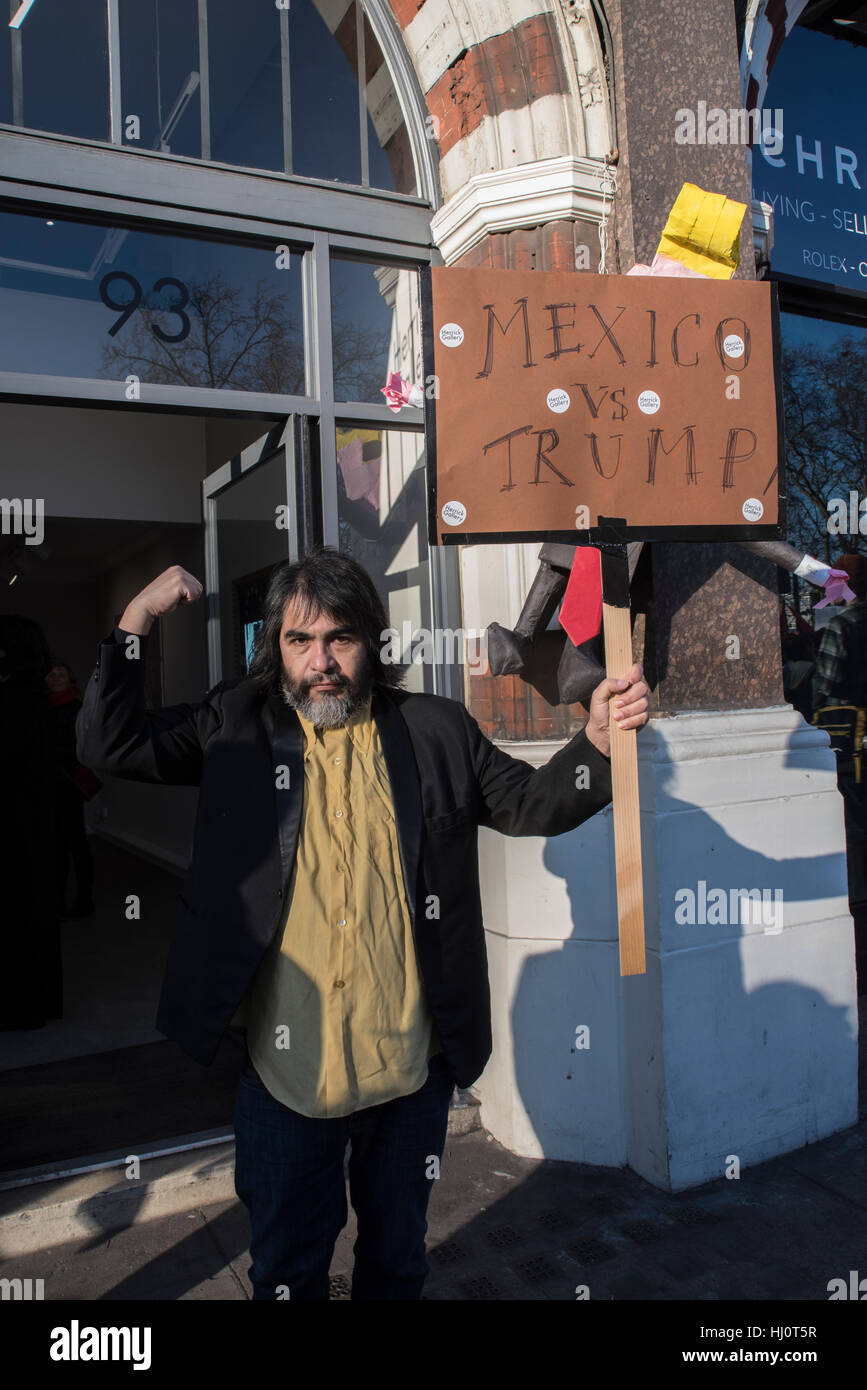 Ein stolzer mexikanischer Demonstrant vor einer Londoner Galerie beim Womens Marsch auf London am 21. Januar 2017. Stockfoto