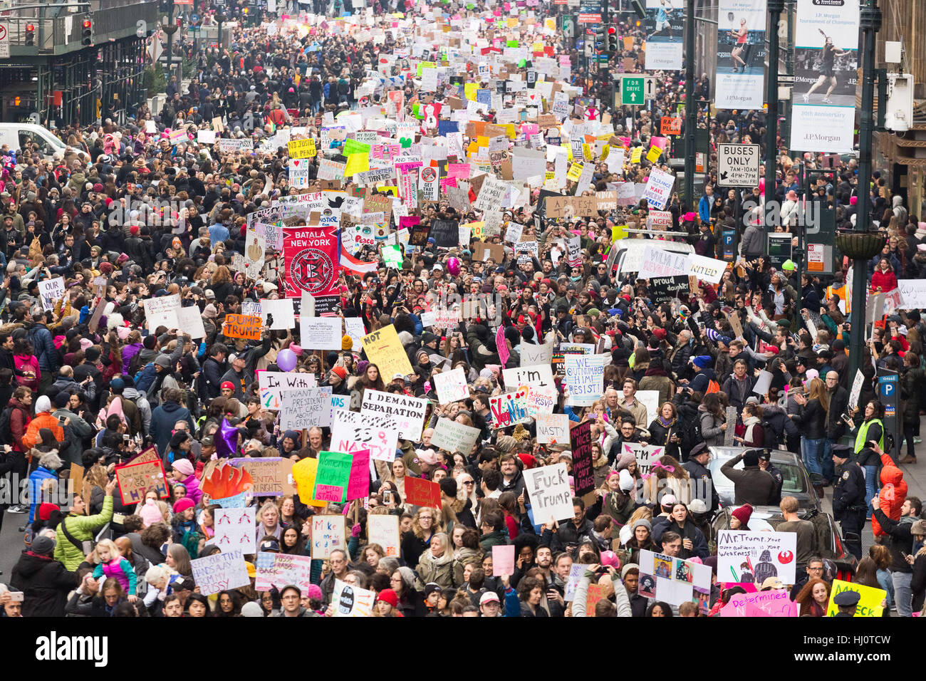 New York, USA. 27. September 2017. Frauen März in New York. Die Massen ging ewig, die Straßen waren nicht groß genug, 42 St Credit: Bob London/Alamy Live News Stockfoto