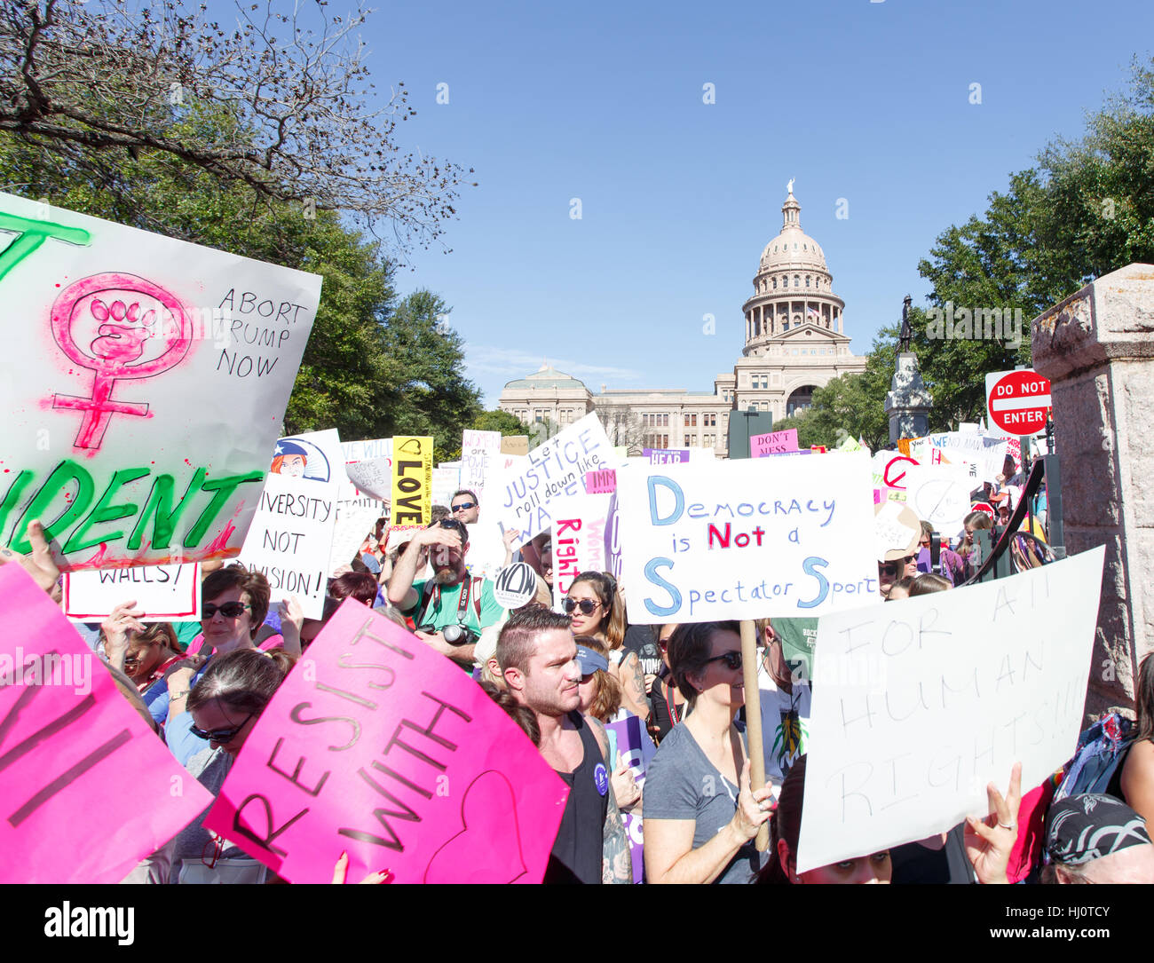 Austin, Texas, USA. 21. Januar 2017. Demonstranten in Austin (Texas) Frauen Marsch zur Unterstützung der Frauen und damit verbundene politische Themen zu beteiligen. Als einer der vielen Demonstrationen in den Städten in den Vereinigten Staaten nutzten viele Menschen die Gelegenheit, Stimme gegen Donald Trump, einen Tag früher als Präsident der Vereinigten Staaten eröffnet. Bildnachweis: Michael Silber/Alamy Live-Nachrichten Stockfoto