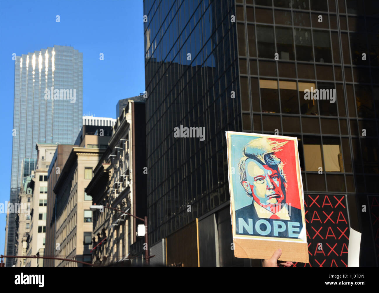 New York, USA. 21. Januar 2017. Nö, Trump Plakat mit Trump Tower glänzenden im Hintergrund Credit: Rachel Cauvin/Alamy Live News Stockfoto