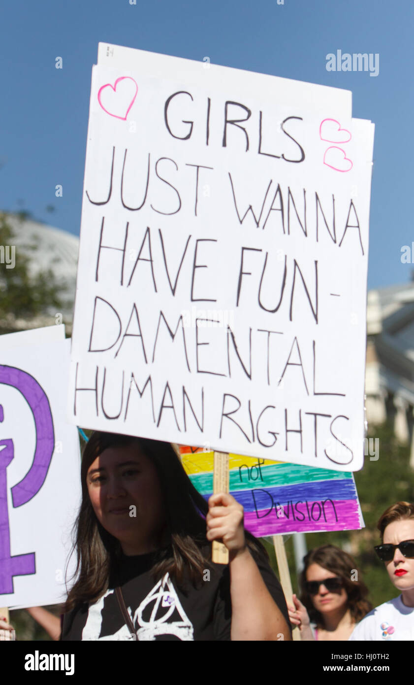 Austin, Texas, USA. 21. Januar 2017. Demonstranten in Austin (Texas) Frauen Marsch zur Unterstützung der Frauen und damit verbundene politische Themen zu beteiligen. Als einer der vielen Demonstrationen in den Städten in den Vereinigten Staaten nutzten viele Menschen die Gelegenheit, Stimme gegen Donald Trump, einen Tag früher als Präsident der Vereinigten Staaten eröffnet. Bildnachweis: Michael Silber/Alamy Live-Nachrichten Stockfoto