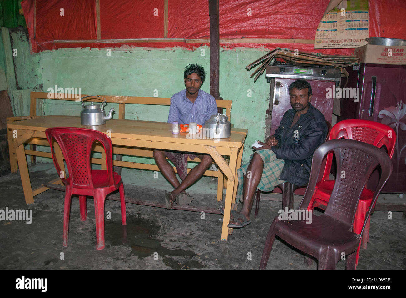 Kunden in einem am Straßenrand Teehaus oder "Hotel" in Arunachal Pradesh, Nordost-Indien Stockfoto