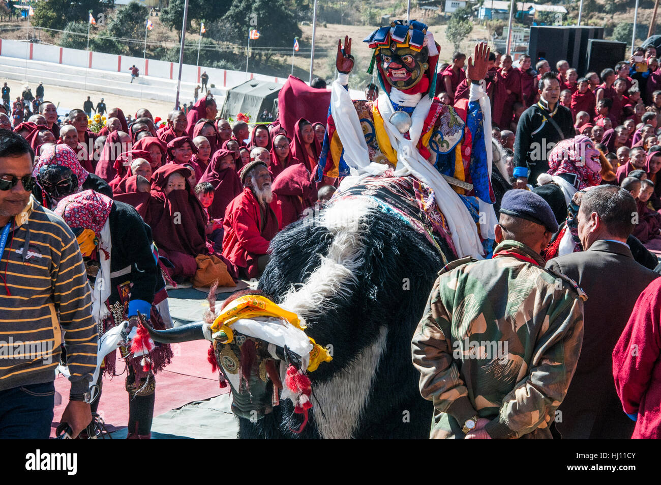 Tänzer für den Besuch 17. Karmapa Lama in Tawang nahe der indisch-tibetischen Grenze, Arunachal Pradesh, Nordost-Indien Stockfoto