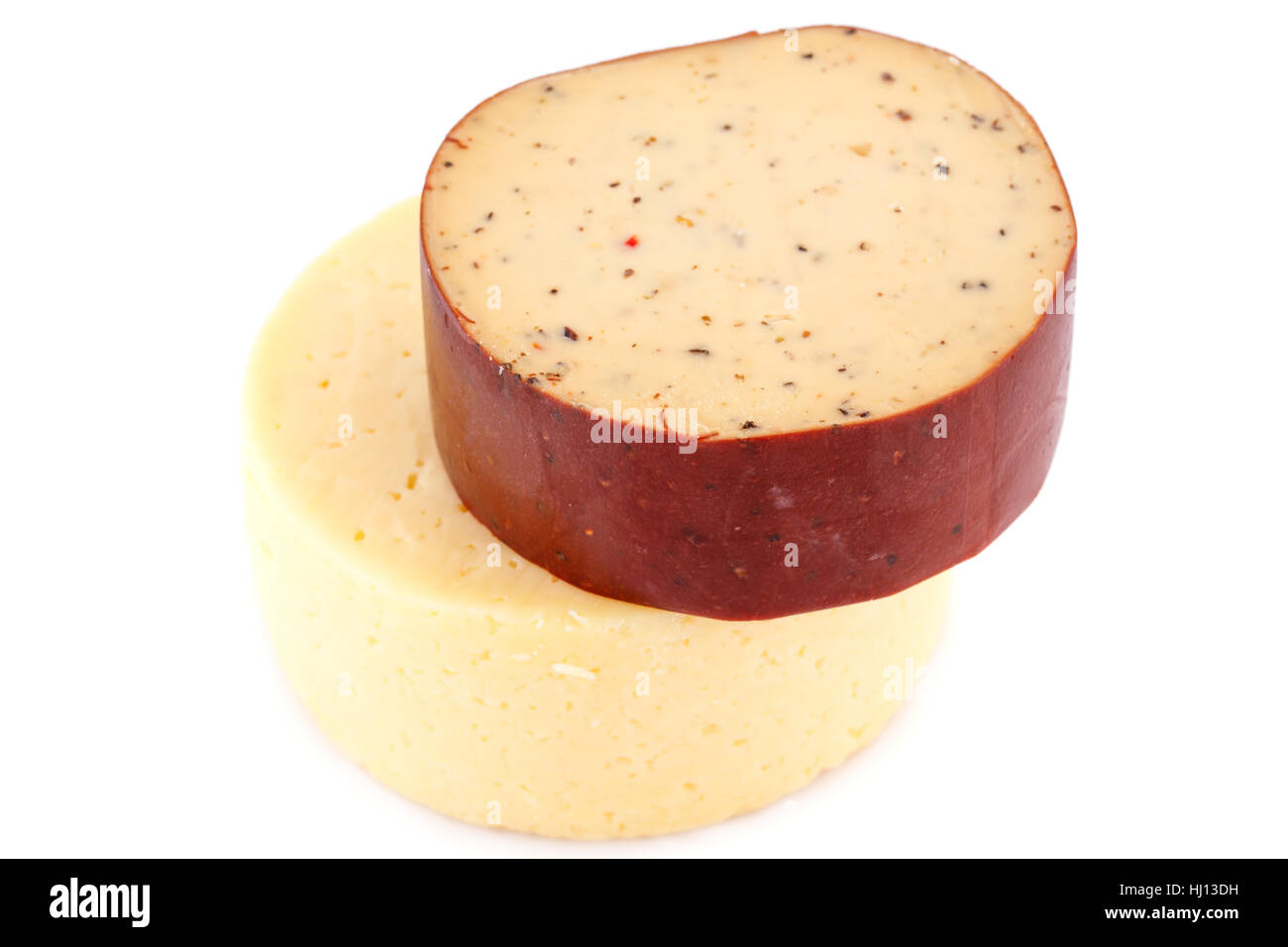 Zwei Stücke Runde Käse isoliert auf weißem Hintergrund. Stockfoto