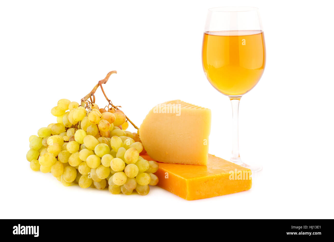 Zwei Stücke von Käse, Trauben und Wein isoliert auf weißem Hintergrund. Stockfoto