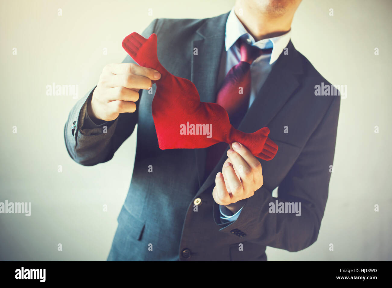 Geschäftsmann Holding offenen bewaffneten Herzen mit Händen - herzlich willkommen und Einladung mit Herz-Konzept. Stockfoto