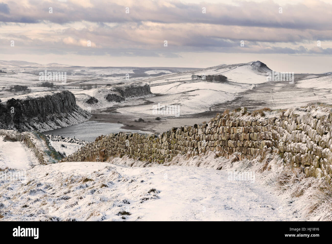 Der Hadrianswall an einem verschneiten, Wintertag - Blick nach Westen vom Hotbank Felsen in Richtung Lough Felsen und Klippen eingeschlossen Stockfoto