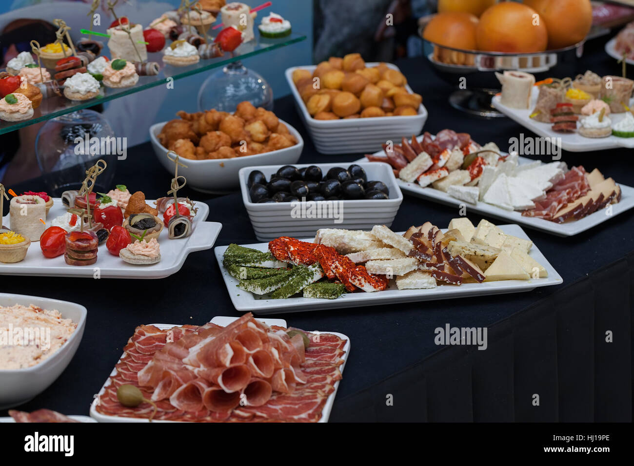 Schwedischen Tisch mit einer Auswahl an gutem Essen, geringe Schärfentiefe Hinweis dekoriert Stockfoto