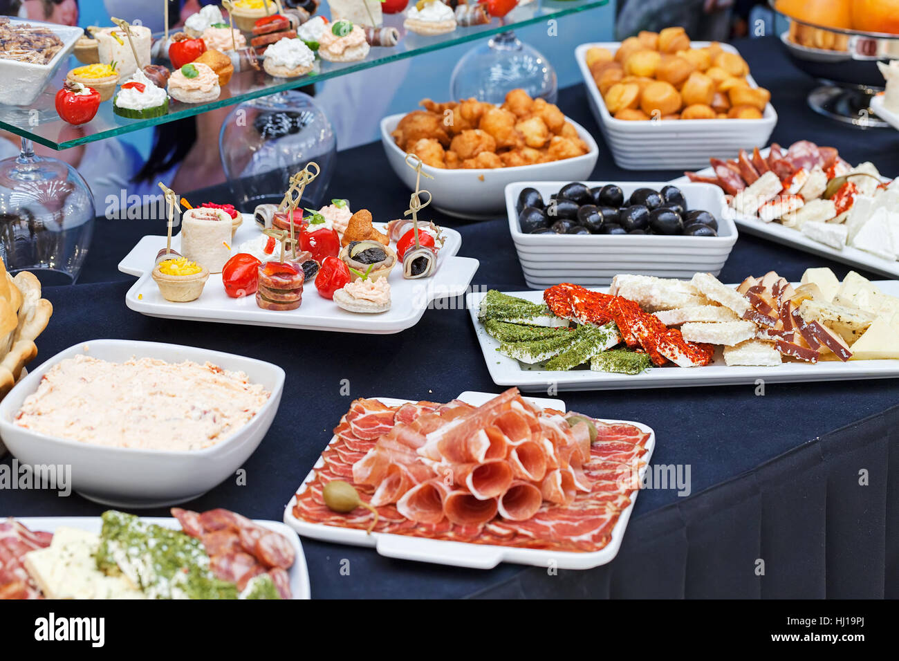 Schwedischen Tisch mit einer Auswahl an gutem Essen, geringe Schärfentiefe Hinweis dekoriert Stockfoto