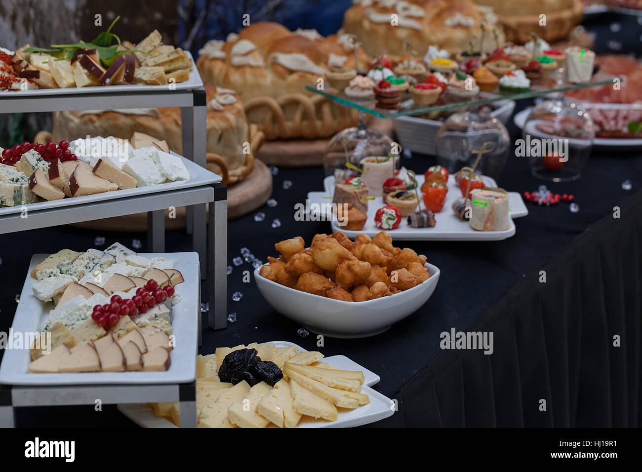 Schwedischen Tisch mit einer Auswahl an gutem Essen, geringe Schärfentiefe Hinweis dekoriert Stockfoto