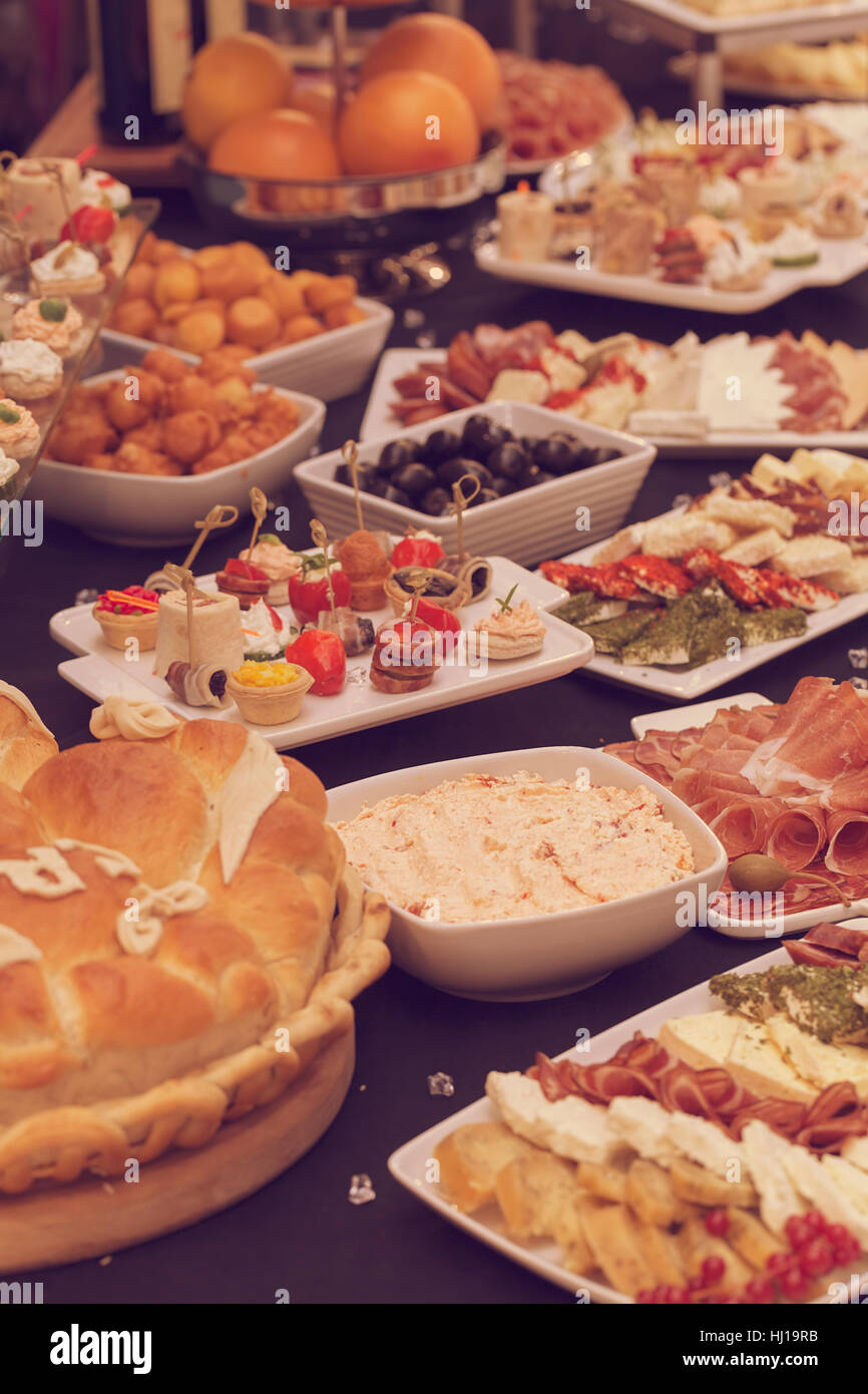 Schwedischen Tisch mit einer Auswahl an gutem Essen, geringe Schärfentiefe Hinweis dekoriert Stockfoto