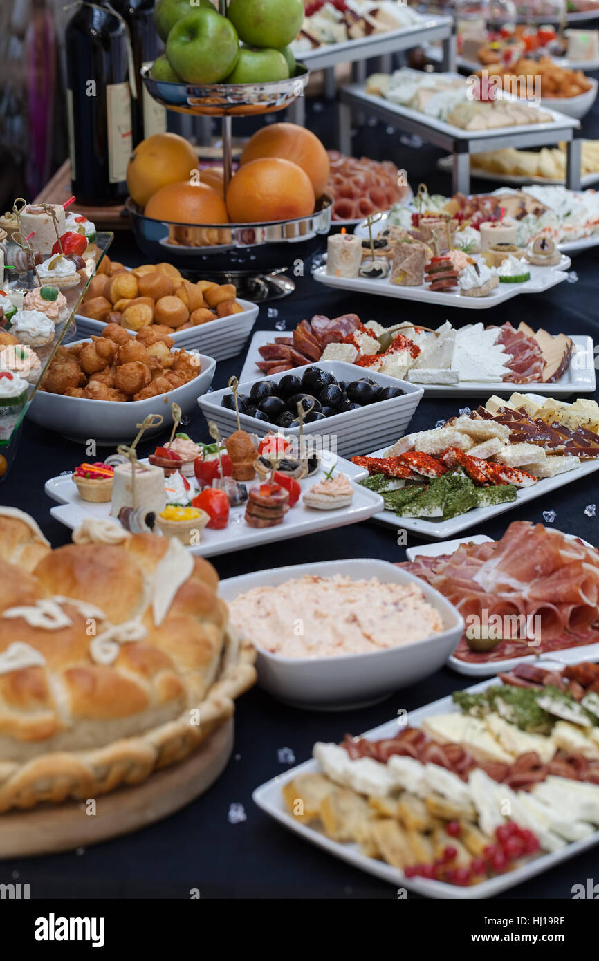 Schwedischen Tisch mit einer Auswahl an gutem Essen, geringe Schärfentiefe Hinweis dekoriert Stockfoto