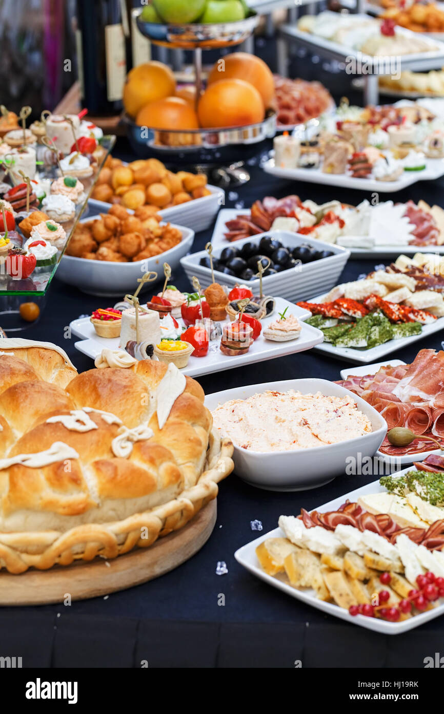 Schwedischen Tisch mit einer Auswahl an gutem Essen, geringe Schärfentiefe Hinweis dekoriert Stockfoto