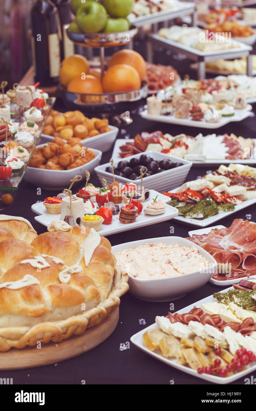 Schwedischen Tisch mit einer Auswahl an gutem Essen, geringe Schärfentiefe Hinweis dekoriert Stockfoto