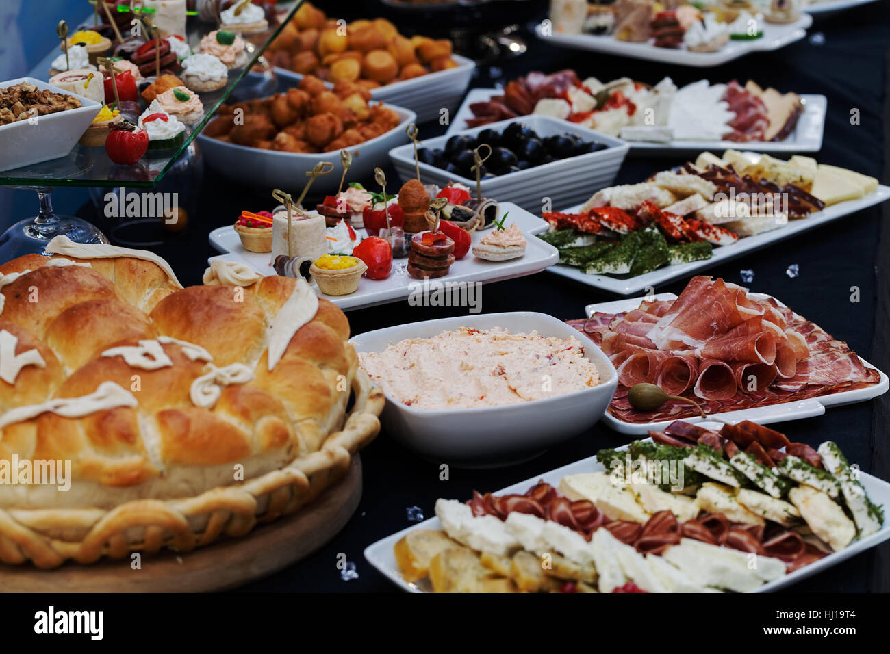 Schwedischen Tisch mit einer Auswahl an gutem Essen, geringe Schärfentiefe Hinweis dekoriert Stockfoto