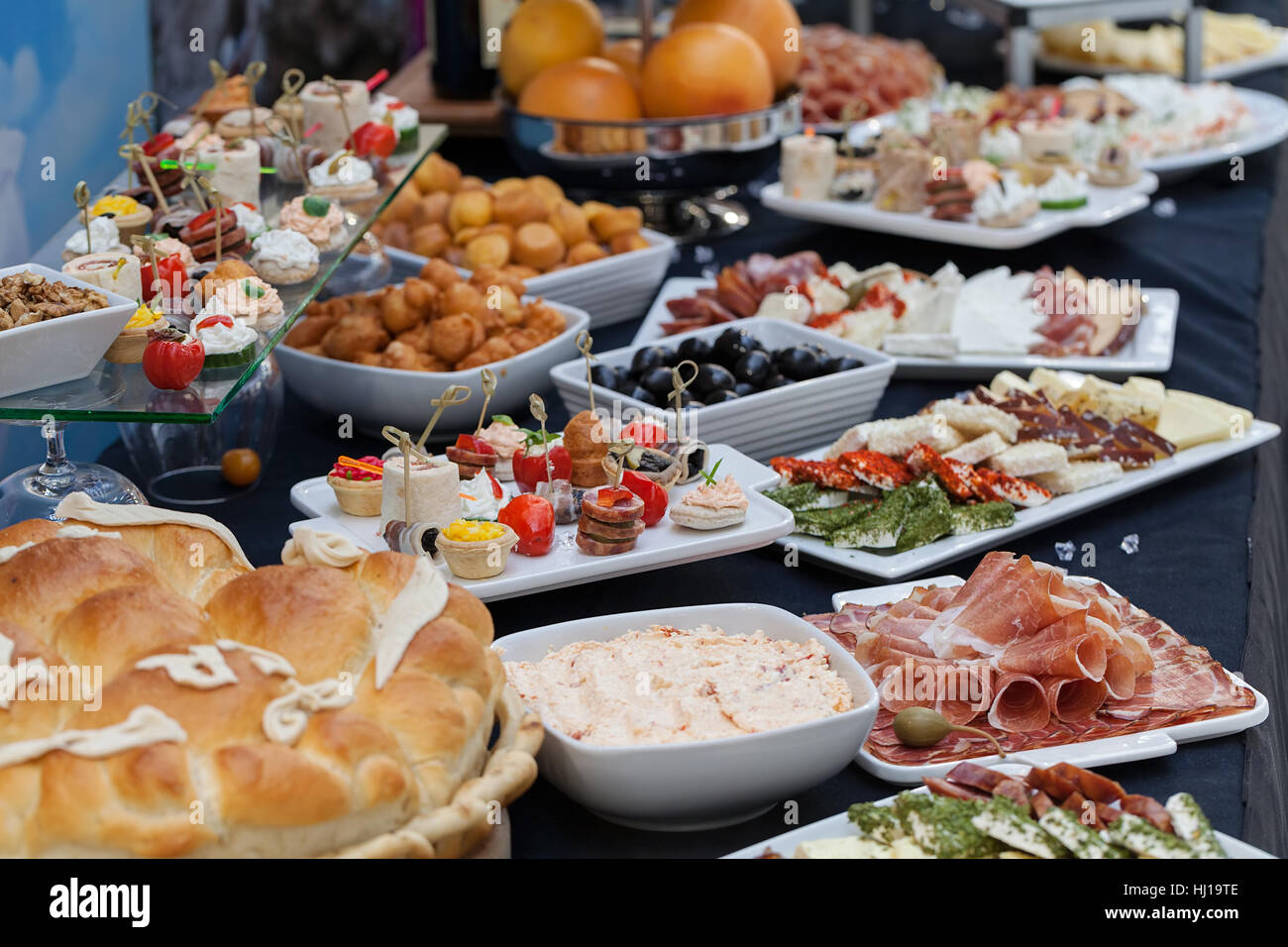 Schwedischen Tisch mit einer Auswahl an gutem Essen, geringe Schärfentiefe Hinweis dekoriert Stockfoto