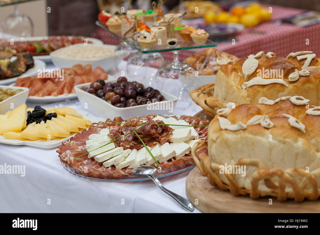Schwedischen Tisch mit einer Auswahl an gutem Essen, geringe Schärfentiefe Hinweis dekoriert Stockfoto