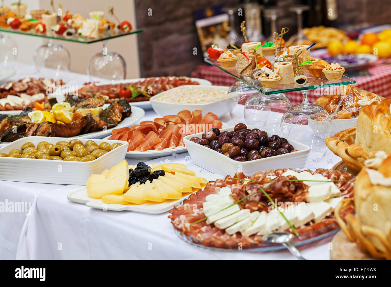 Schwedischen Tisch mit einer Auswahl an gutem Essen, geringe Schärfentiefe Hinweis dekoriert Stockfoto