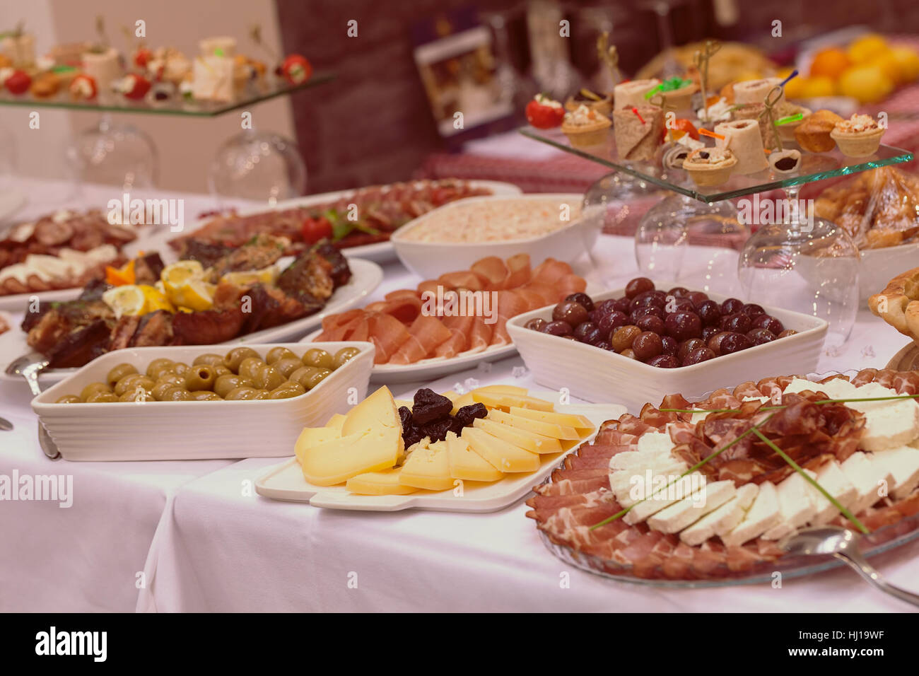 Schwedischen Tisch mit einer Auswahl an gutem Essen, geringe Schärfentiefe Hinweis dekoriert Stockfoto