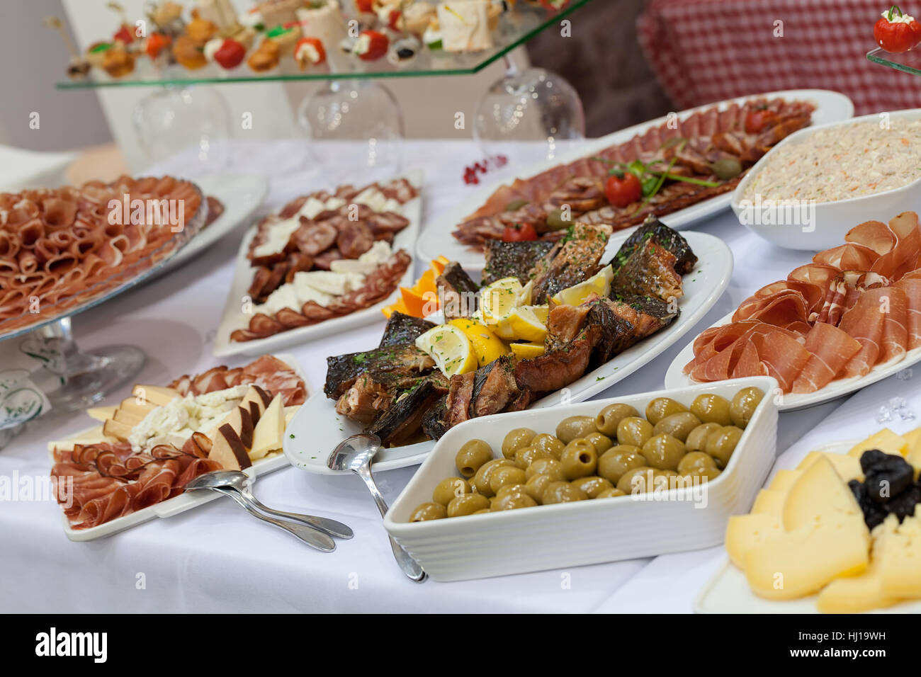 Schwedischen Tisch mit einer Auswahl an gutem Essen, geringe Schärfentiefe Hinweis dekoriert Stockfoto