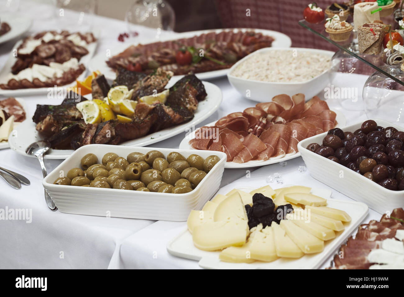 Schwedischen Tisch mit einer Auswahl an gutem Essen, geringe Schärfentiefe Hinweis dekoriert Stockfoto