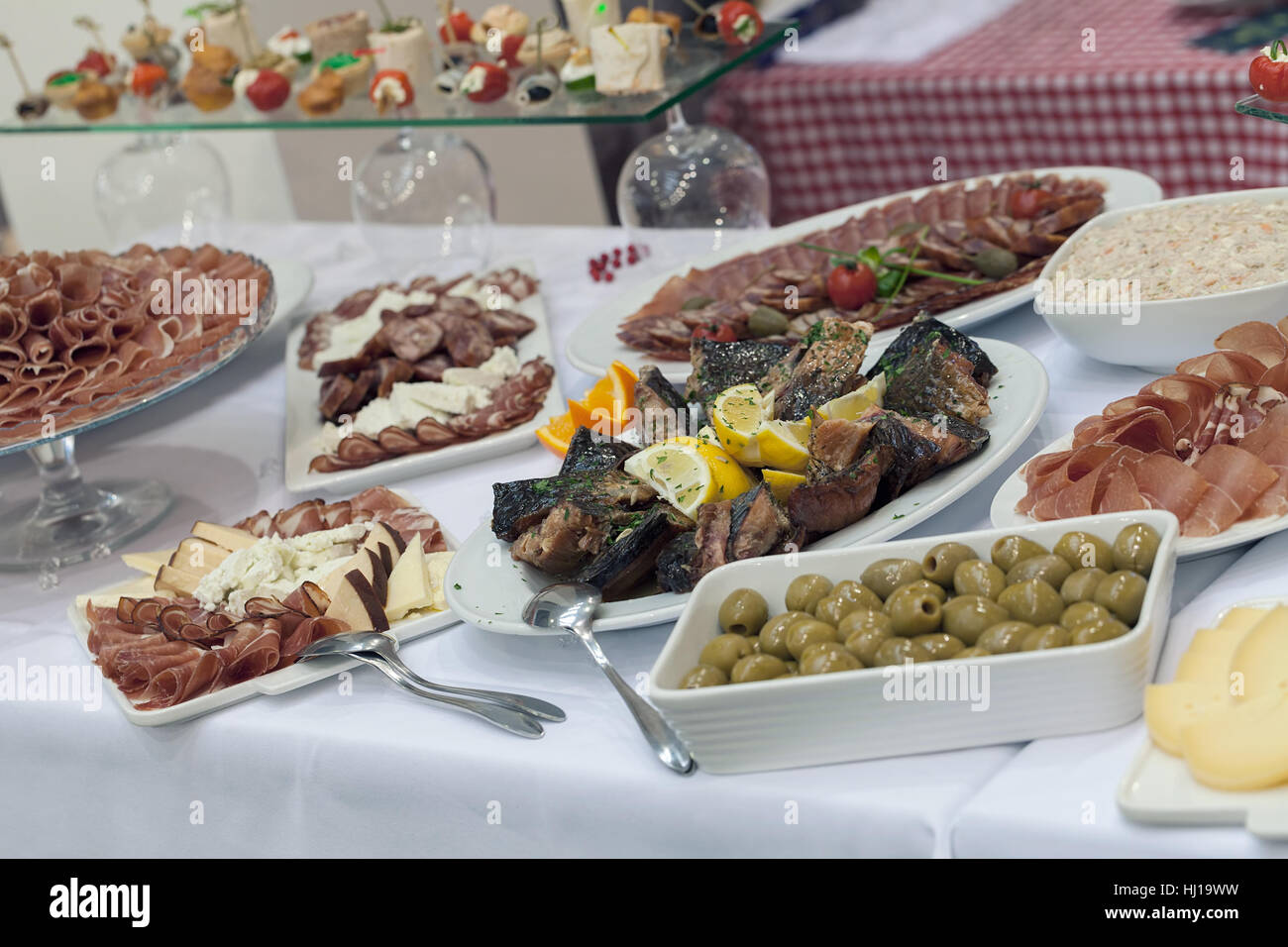 Schwedischen Tisch mit einer Auswahl an gutem Essen, geringe Schärfentiefe Hinweis dekoriert Stockfoto