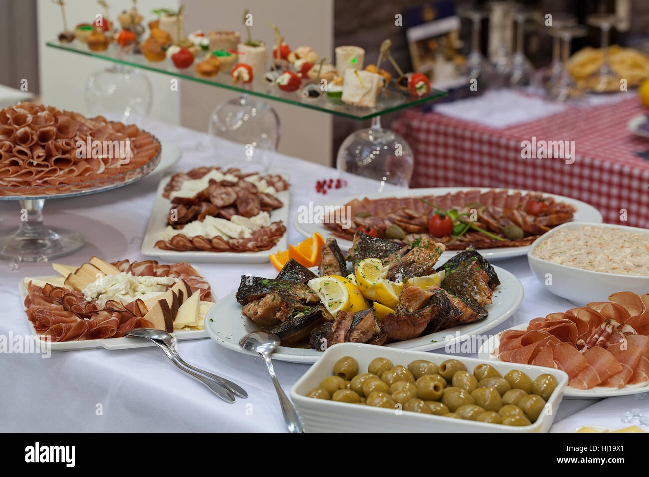 Schwedischen Tisch mit einer Auswahl an gutem Essen, geringe Schärfentiefe Hinweis dekoriert Stockfoto