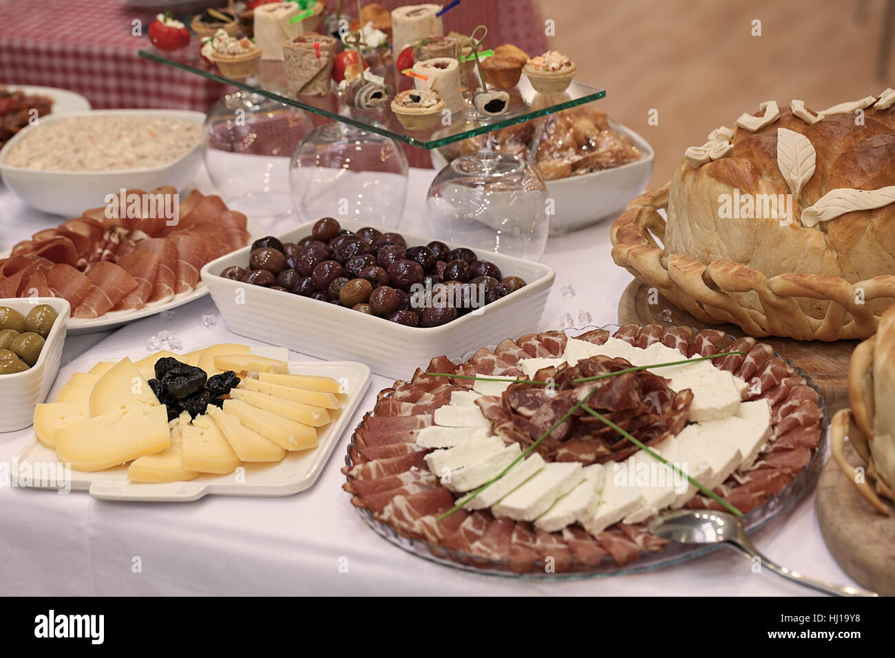 Schwedischen Tisch mit einer Auswahl an gutem Essen, geringe Schärfentiefe Hinweis dekoriert Stockfoto