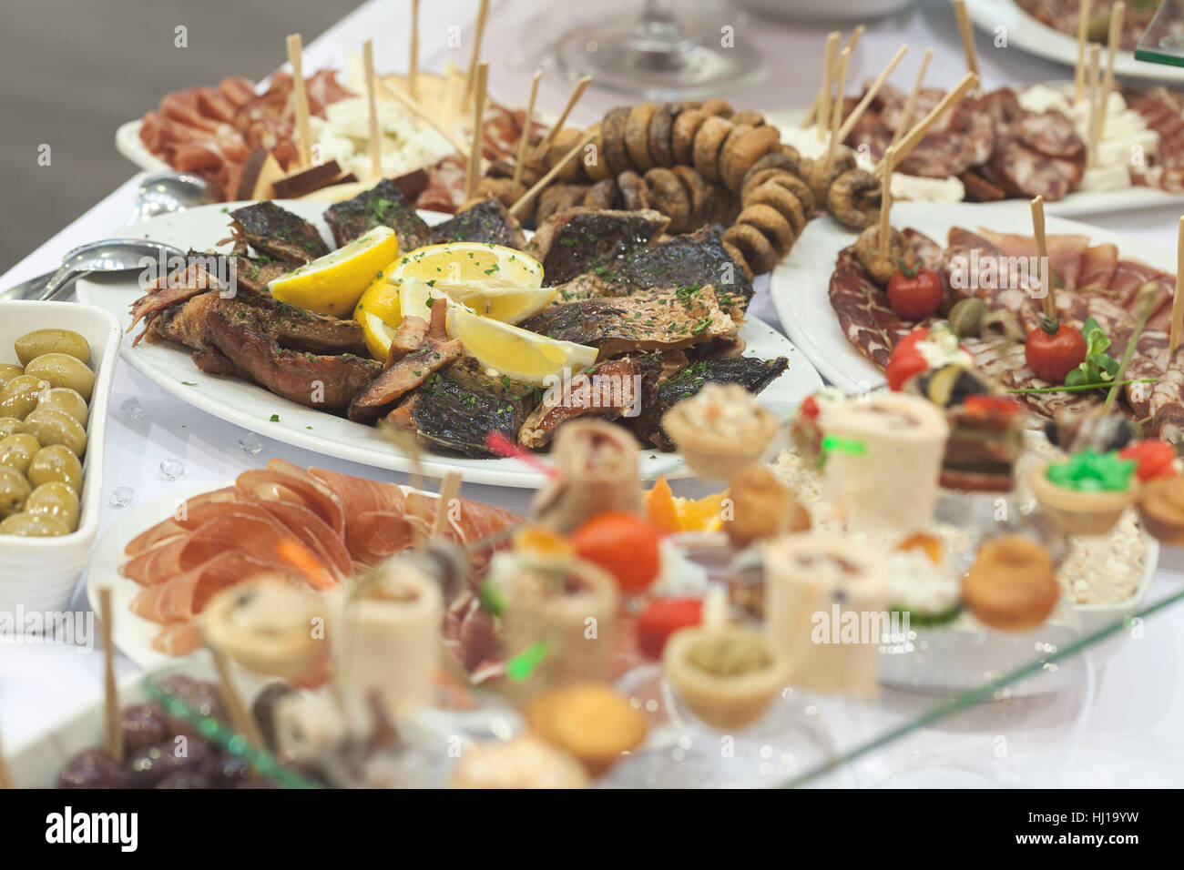 Schwedischen Tisch, geringe Schärfentiefe Hinweis dekoriert Stockfoto