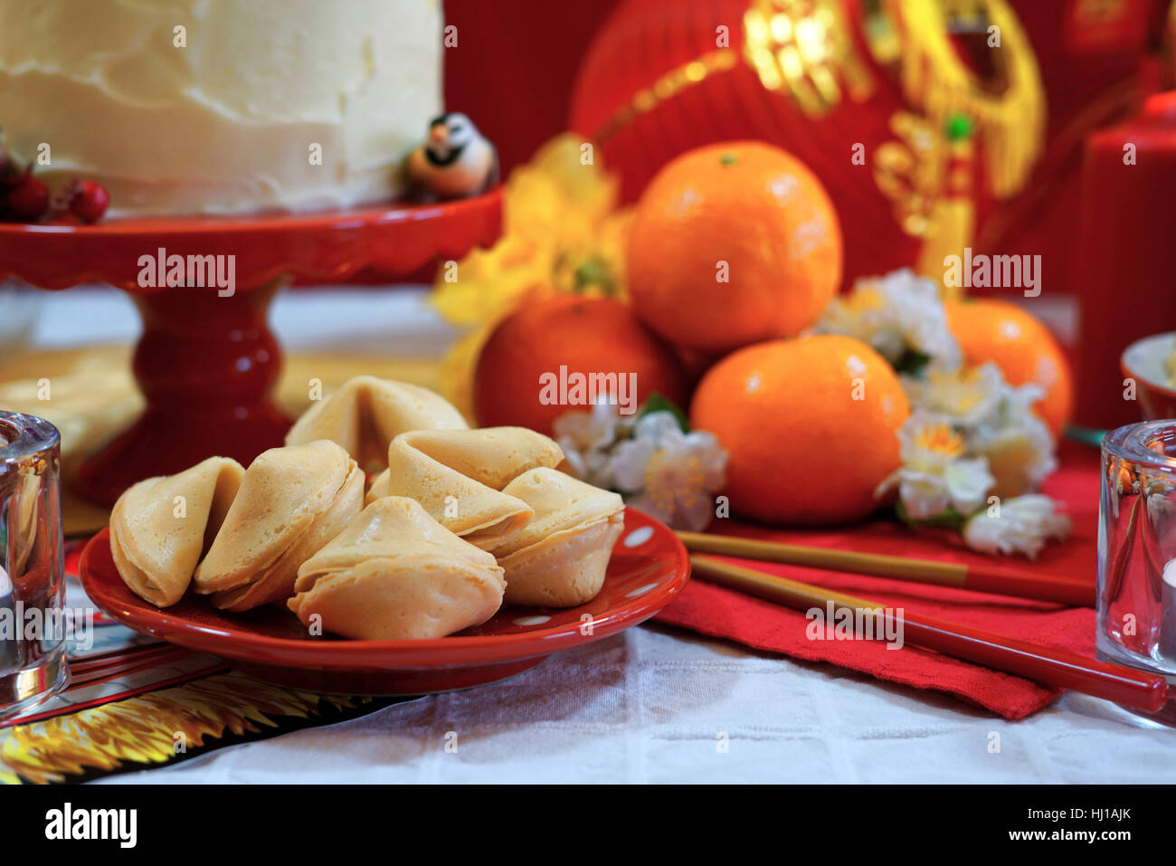 Chinese New Year Party Tisch in rot und gold Thema mit Essen und traditionellen Dekorationen. Stockfoto