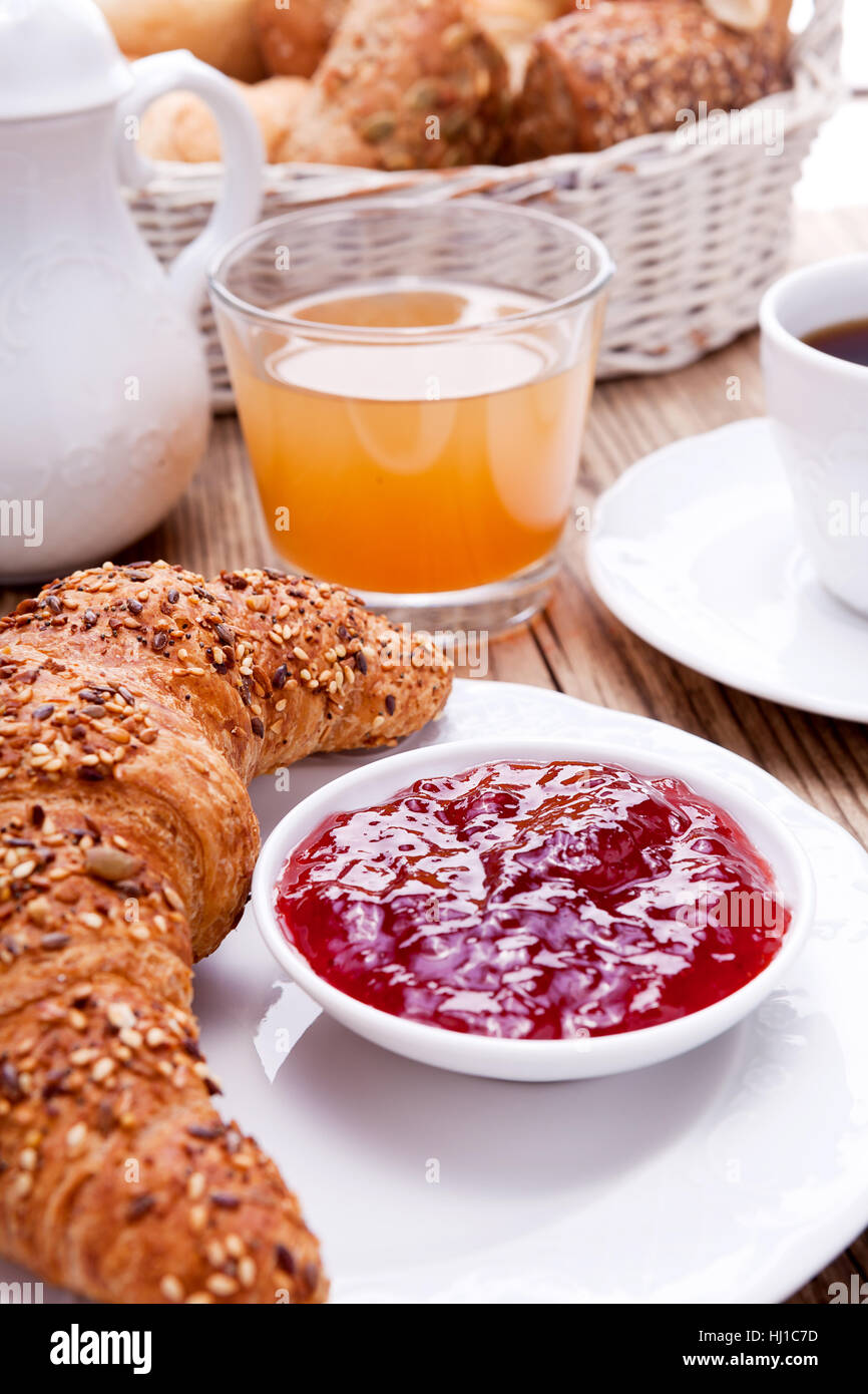 französisches Frühstück mit Kaffee und Croissant Marmelade Stockfoto