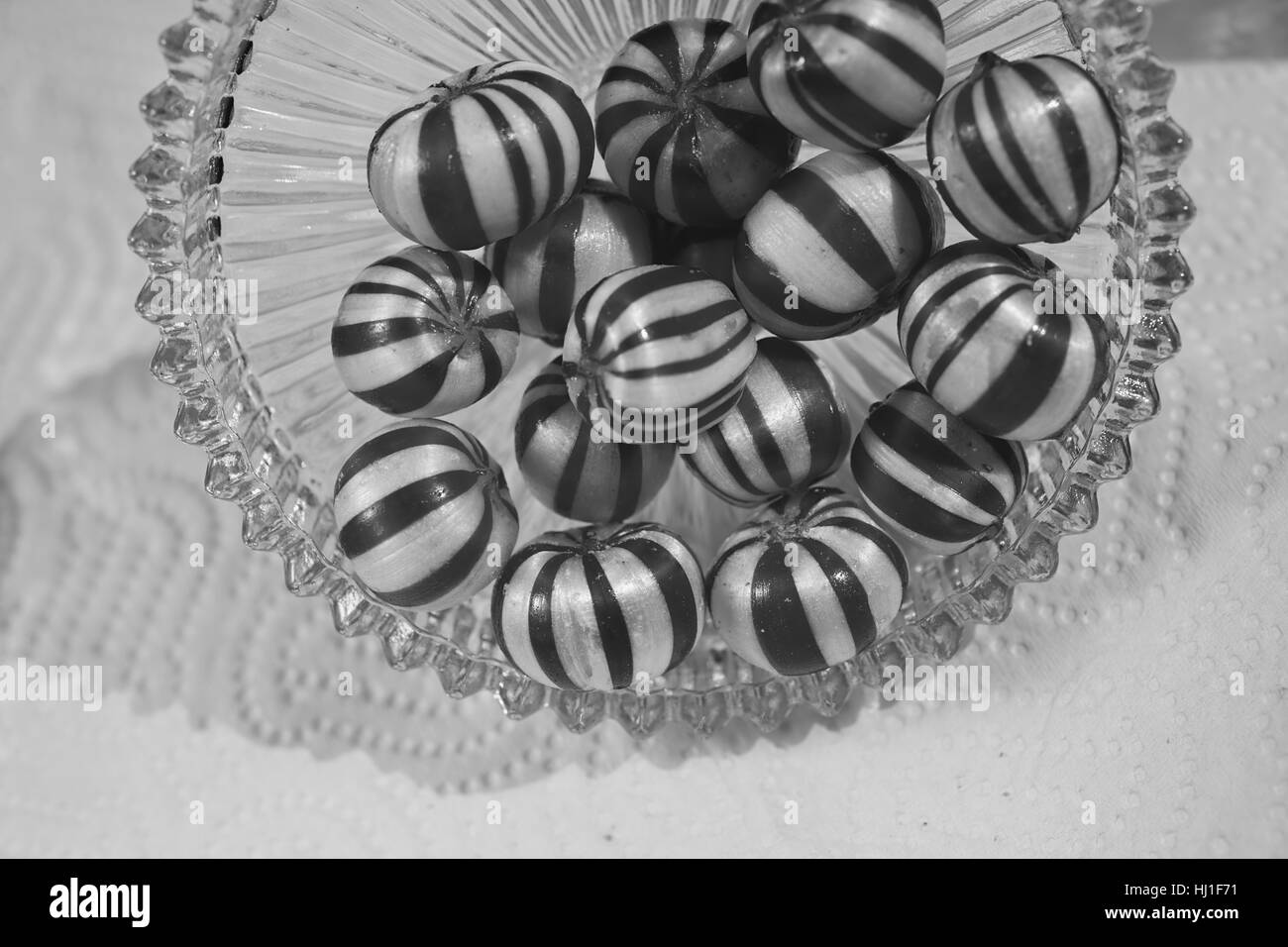bunte Bonbons in eine Glasschüssel auf den weißen Backgroundl, geringe Schärfentiefe Hinweis Stockfoto