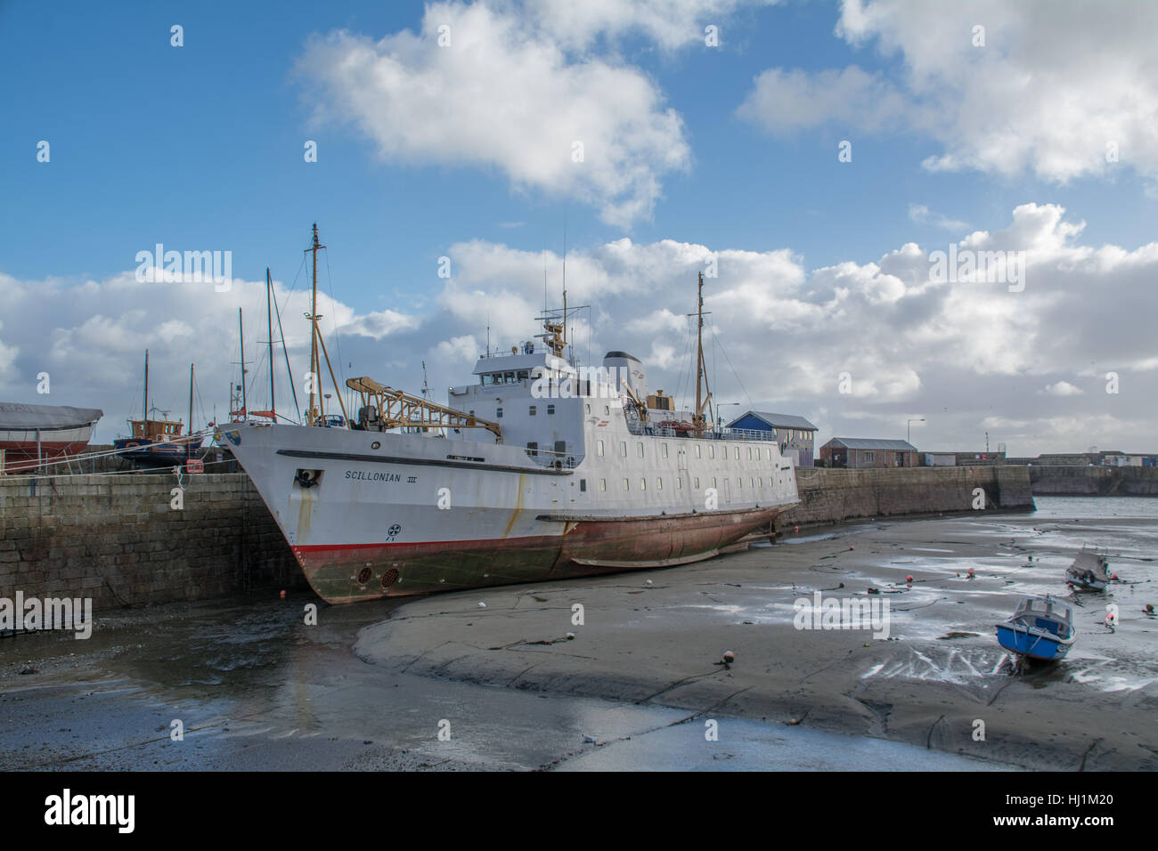 Scillonian 3 in Penzance Hafen bei Ebbe Stockfoto